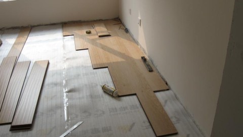 二手房翻新地板是保留还是拆掉？花2万块全屋焕新，这个答案你一定要知道